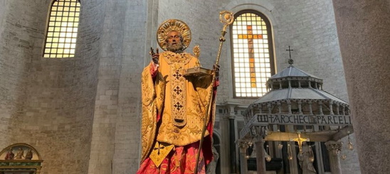 La statua di San Nicola a Bari